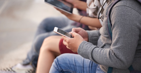 Nueve horas diarias frente a las pantallas: una alerta para la salud infantil y adolescente